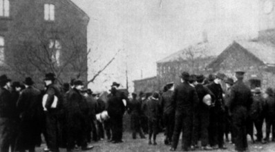 Streikende vor dem Sreiklokal, 1905